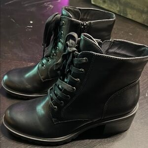 FRYE AND CO. Black Combat Moto Boots with Lace-Up Design